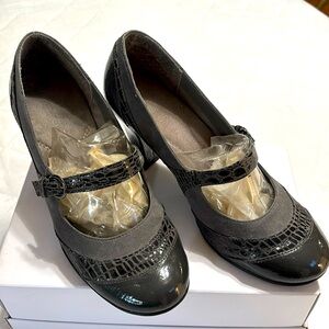 Aerosoles Gray Suede, patent leather and snake skin pumps